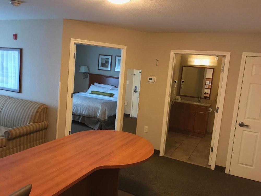 Candlewood Suites Kansas City Airport Bagian luar foto
